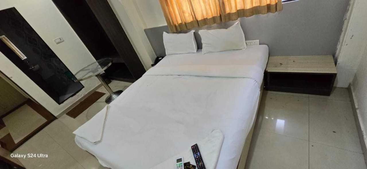 Hotel O Sargam Lodging And Boarding Ulhāsnagar Extérieur photo