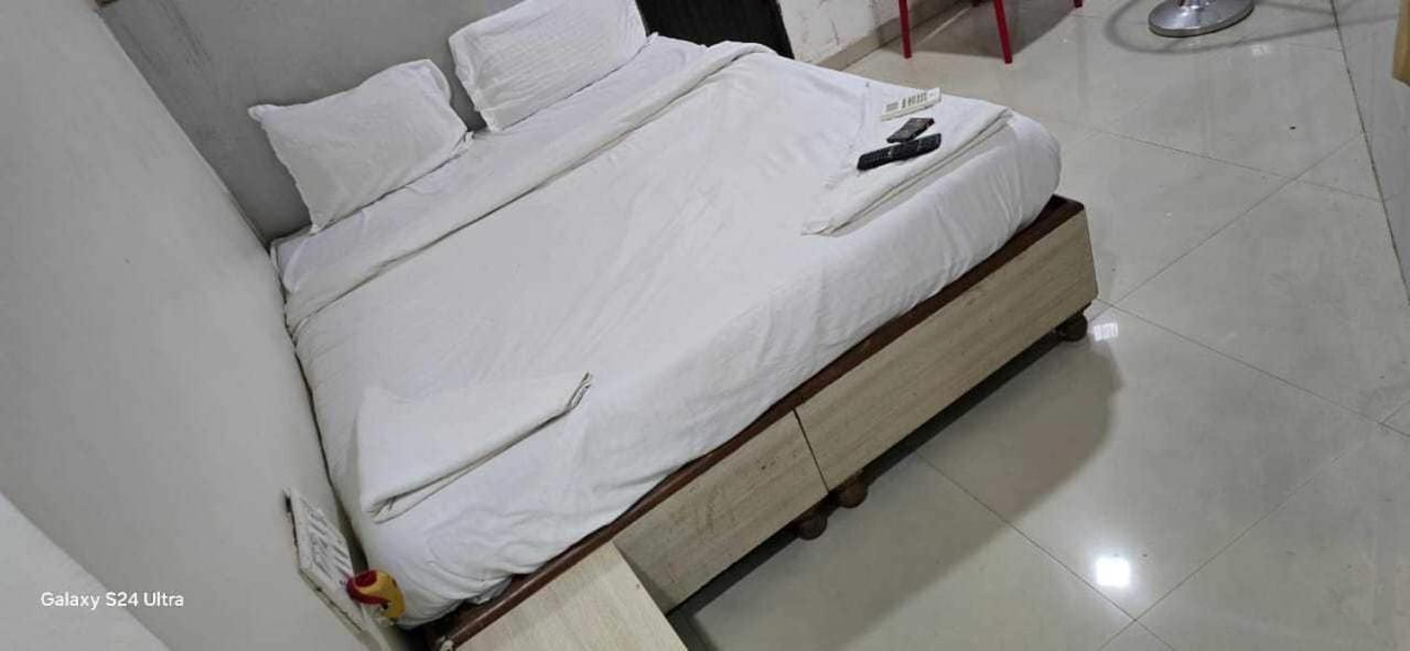 Hotel O Sargam Lodging And Boarding Ulhāsnagar Extérieur photo