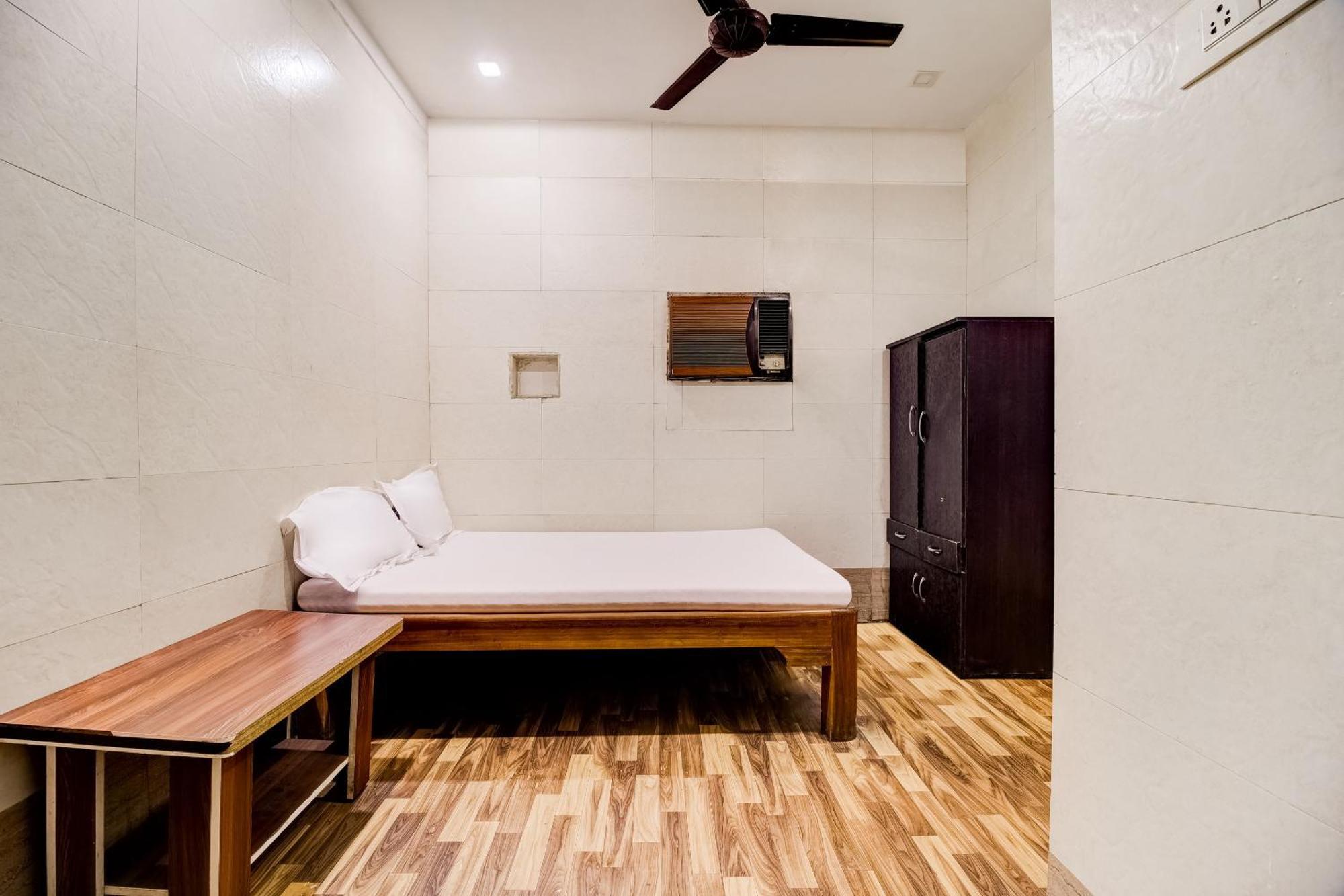 Hotel O Sargam Lodging And Boarding Ulhāsnagar Extérieur photo