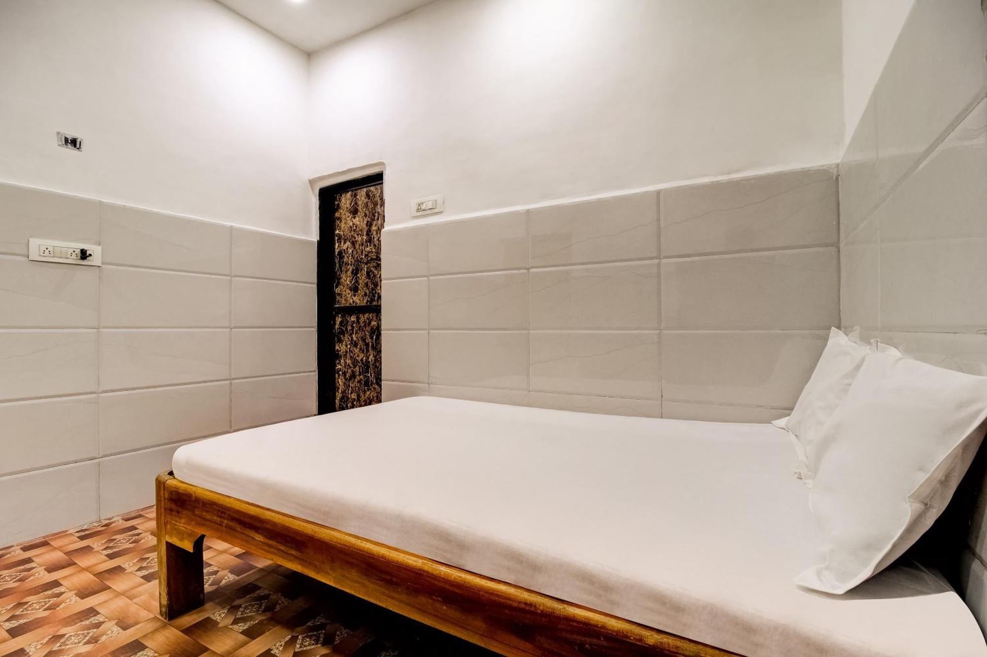 Hotel O Sargam Lodging And Boarding Ulhāsnagar Extérieur photo