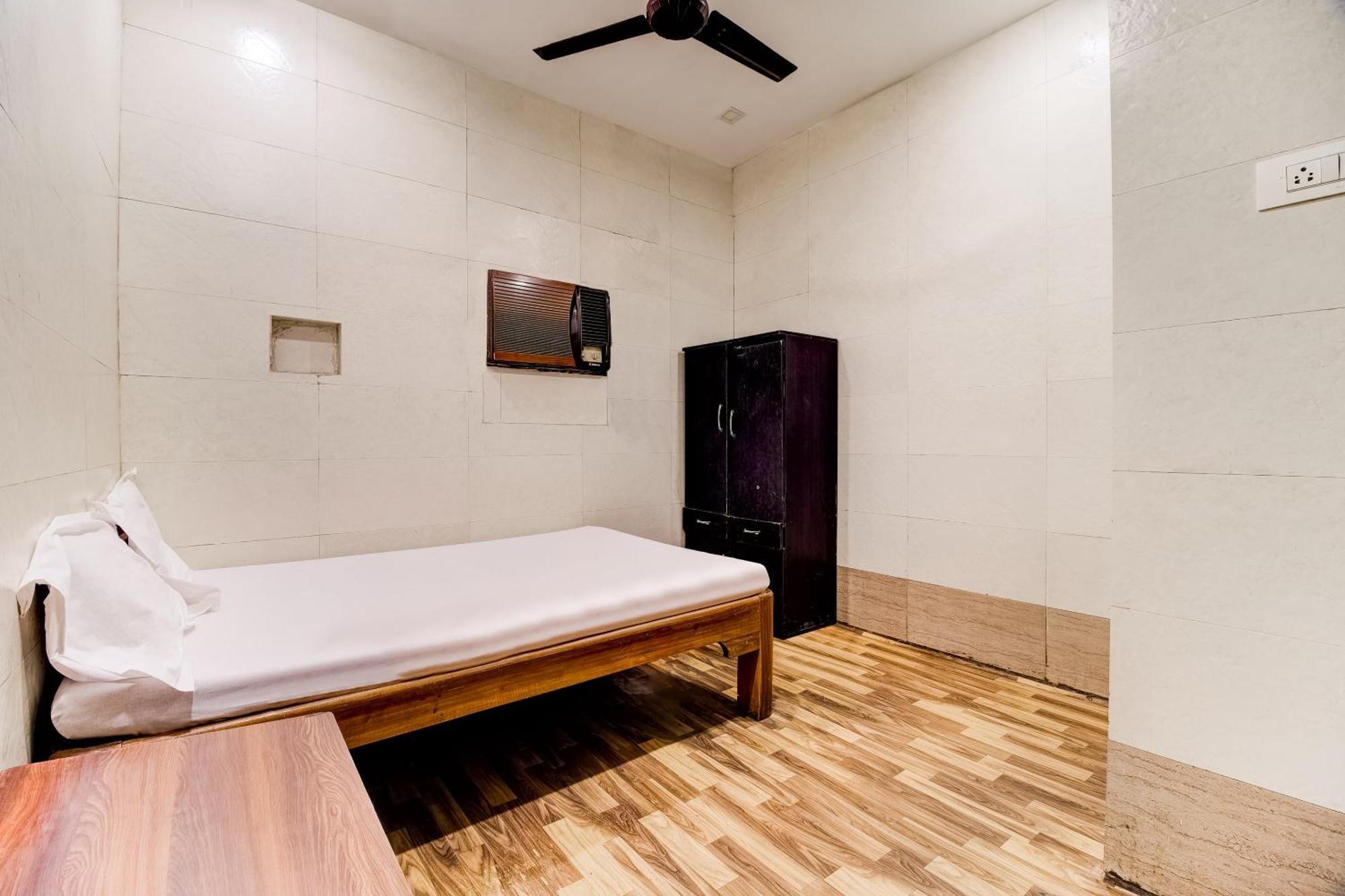 Hotel O Sargam Lodging And Boarding Ulhāsnagar Extérieur photo