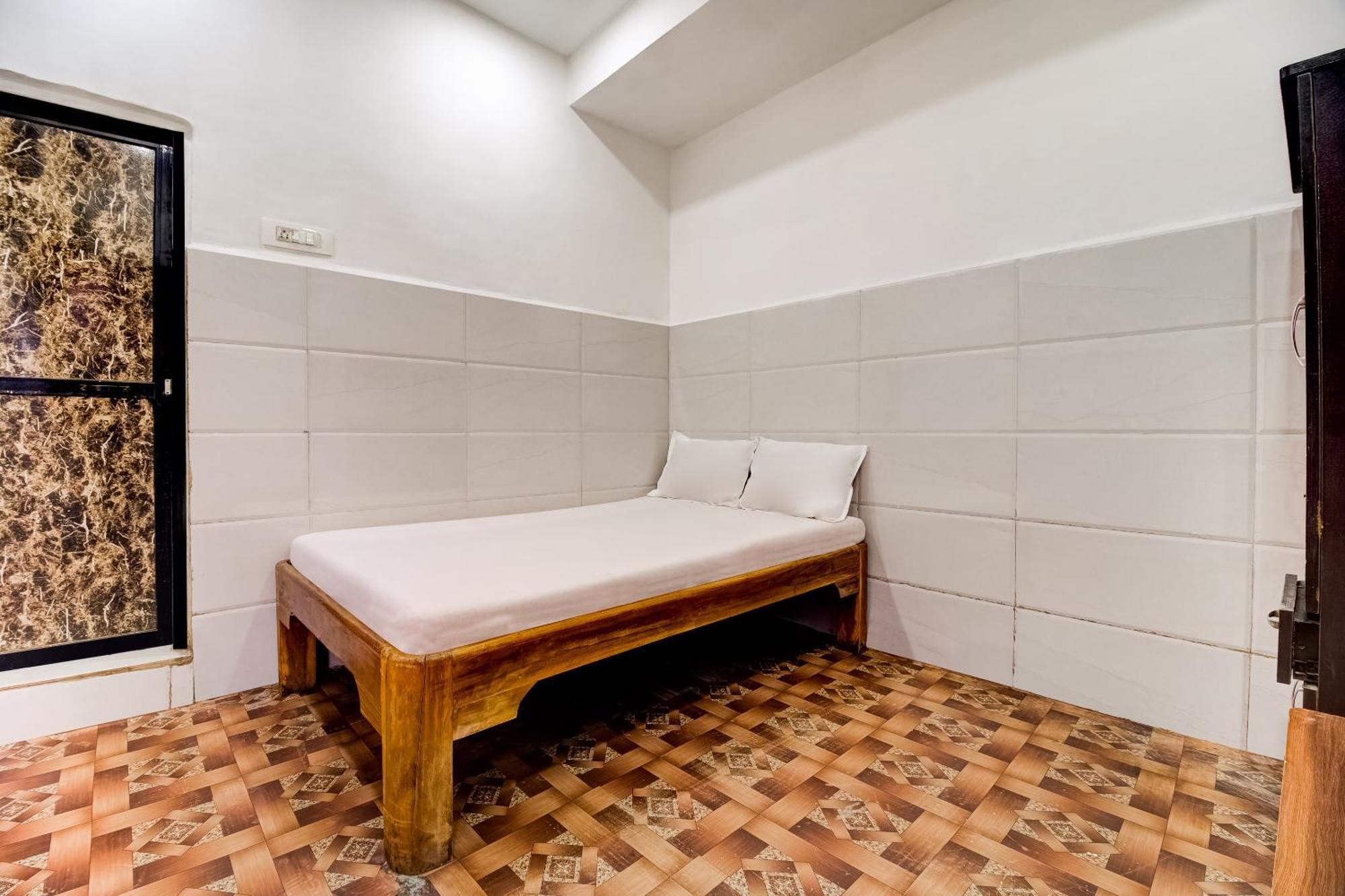 Hotel O Sargam Lodging And Boarding Ulhāsnagar Extérieur photo